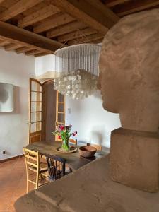 a sculpture of a head on a table in a room at Le Patio d'Arles in Arles