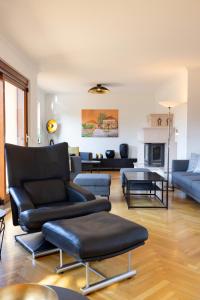 a living room with a leather couch and a living room with a couch at Haus Altburgstädtel in Dresden