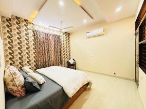 a bedroom with a bed and a window at Nasadra villa in Jaipur