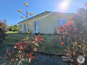 a house in a yard with a plant at Le repere in Tocane-Saint-Apre