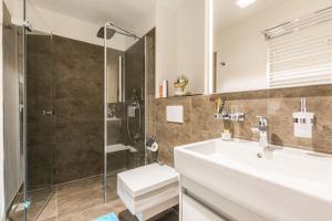 a bathroom with a sink and a shower at Am Park 27 in Prerow