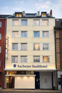 ein Wohngebäude mit Aarether Strafen Stafford in der Unterkunft Aachener Stadthotel in Aachen