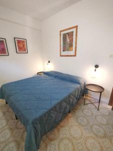 a bedroom with a large blue bed in a room at Giglio Gold in Giglio Porto