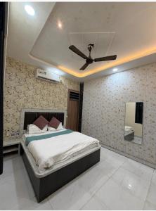 a bedroom with a bed and a ceiling fan at GooD TIME HOME STAY in Jāmb