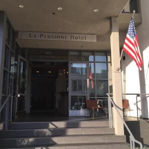 een hotel met een Amerikaanse vlag ervoor bij La Pensione Hotel in San Diego