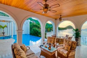 Home in Long Bay tesisinde veya buraya yakın yüzme havuzu