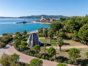 eine Luftaufnahme eines Parks neben einem Gewässer in der Unterkunft Amadria Park Kids Hotel Andrija in Šibenik