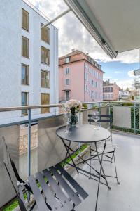 a table and chairs on the balcony of a building at Copper Suite · Seebach in Zurich