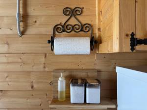 a roll of paper towels on a shelf in a kitchen at Le scalette di Giocondo in Roio Piano