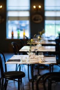 a table in a restaurant with wine glasses on it at L'Hopster Dorpsbrouwerij in Loppersum +9 photos