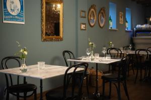 a dining room with tables and chairs with flowers on them at L'Hopster Dorpsbrouwerij in Loppersum