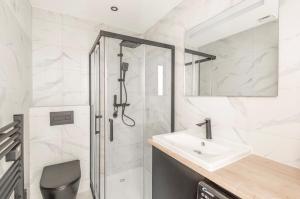 a bathroom with a shower and a sink at La Belle Echappée - Superbe T2 en Hyper Centre in Thonon-les-Bains