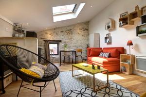 a living room with a hammock in a room at Le 22 grand rue in Rezé