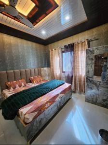 a bedroom with a large bed in a room at Hotel Khetan Residency Yamunotri Dham in Kharsālī