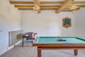 a room with a pool table in a room at Maison de charme à st émilion in Saint-Émilion