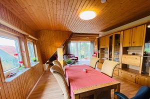 a dining room with a table and some chairs at Ferienwohnung Monteurwohnung Sulingen in Sulingen
