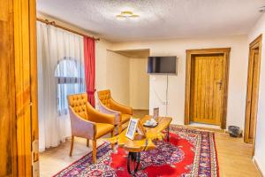 a living room with a table and chairs at Ayaz Stone House in Göreme