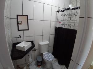 a bathroom with a toilet and a sink at Pousada São Benedito CP in Cachoeira Paulista +26 photos