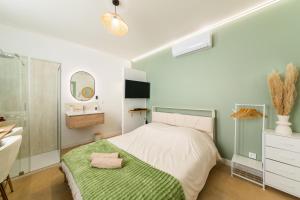 a small bedroom with a bed and a sink at Le Sauge - Studio climatisé - Cocon rénové in Agen