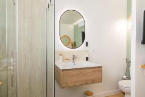 a bathroom with a sink and a mirror at Le Sauge - Studio climatisé - Cocon rénové in Agen