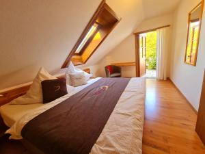 a large bed in a room with a window at Gästehaus Holzer Kreuz - Ferienwohnung "Mohn" in Fröhnd