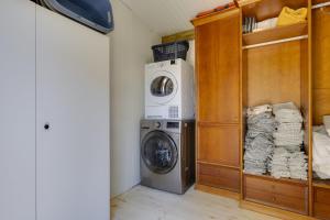 a washing machine and a washer in a room at Great double bedroom in beautiful Quinta - QR07 in Lagos