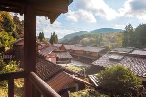 uma vista para uma aldeia com telhados em Guest House Eleven Village Fukiya em Fukiya