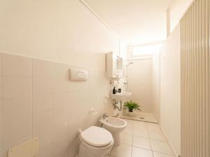 ein weißes Badezimmer mit Toilette und Waschbecken in der Unterkunft Central Duplex in Iseo - 2 Bedrooms - Private Parking & WiFi in Iseo