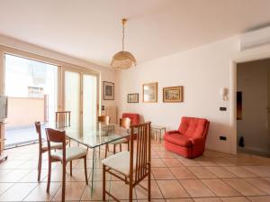 ein Esszimmer mit einem Glastisch und Stühlen in der Unterkunft Central Duplex in Iseo - 2 Bedrooms - Private Parking & WiFi in Iseo
