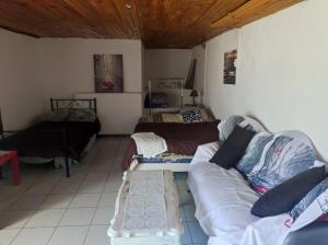 a living room with a couch and a bed at Ingrid Mary in Nîmes