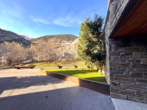a window of a house with a view of a yard at AC Apartaments Saüc Canillo in Canillo