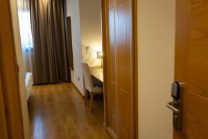 a hallway with a room with a desk and a table at Alda Ruta Castilla in Palencia