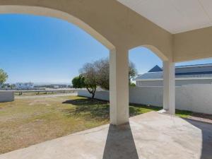 a view from under an archway of a building at Kusweg Oos 1 in Struisbaai