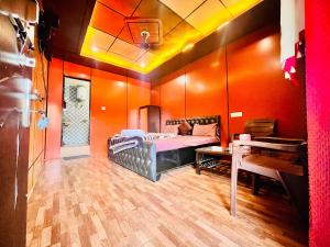 a bedroom with a bed and a basketball hoop at Hotel Dev in Kainūr +3 photos
