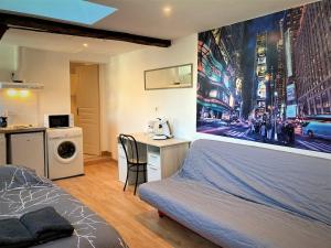 a bedroom with a large painting on the wall at Studio double dans l'hypercentre de Limoges in Limoges