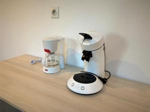 a white blender sitting on top of a counter at Studio double dans l'hypercentre de Limoges in Limoges