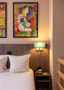 a hotel room with a bed and a painting on the wall at ALMA Grand Place Hotel in Brussels