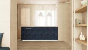 ein Wohnzimmer mit einer blauen Wand und einem Fenster in der Unterkunft Captains De Luxe in Argassi + 4 Fotos