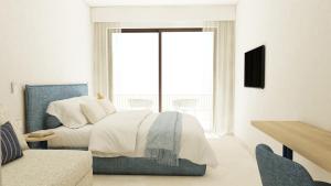 ein Schlafzimmer mit einem Bett und einem großen Fenster in der Unterkunft Captains De Luxe in Argassi