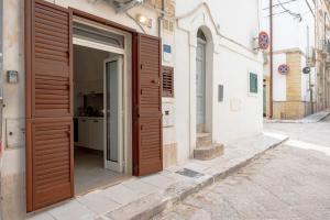 an open door on a building on a street at Case D'Amare - Tritone 30 in Polignano a Mare