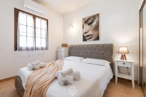 a bedroom with a bed with towels on it at Estay - Casa Madili - Garden - BBQ - WiFi in Sarroch