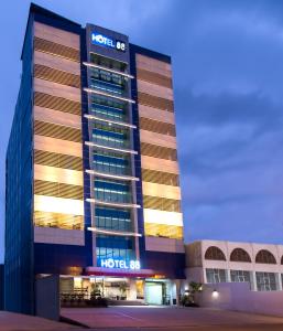 un edificio de hotel con una señal de nordstar en él en Hotel 88 - Mangga Besar VIII Jakarta By WH, en Yakarta