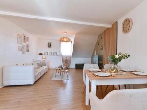 a living room with a white couch and a table at Au pays des bretzels in Horbourg