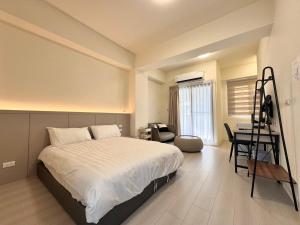 a bedroom with a bed and a desk in it at 星爍民宿 in Ch'ih-k'an-lou