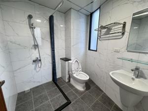 a bathroom with a toilet and a sink at 星爍民宿 in Ch'ih-k'an-lou