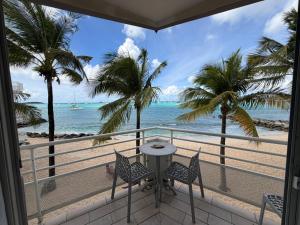 a balcony with a table and chairs and a view of the beach at Residence Anse des sables in Marigot