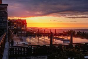 a view of a resort with the sunset in the background at Hotel Seidorf Luxury Wellness & Spa in Karpacz