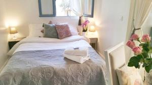 a small bedroom with a bed with a window at Maison de Thau in Mèze
