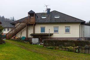 a house with a deck on the side of it at Ferienwohnung Goldhorn in Rödental
