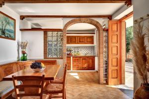 an archway in a kitchen with a table and chairs at GOCCE VILLAS - Il Frantoio in Massa Lubrense +12 photos